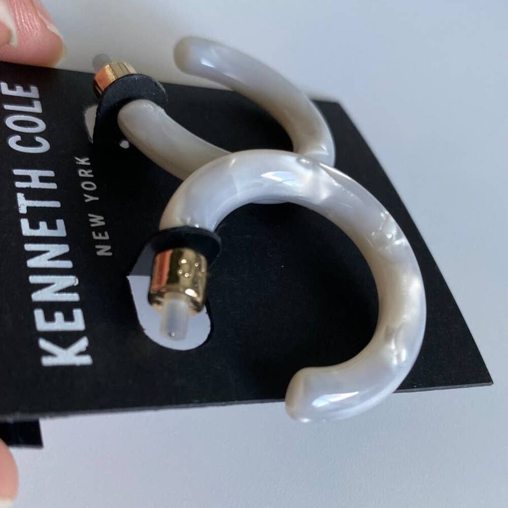 Kenneth Cole New York White Resin Hoop Earrings Gold Tone Posts NEW Marbling - Picture 3 of 9